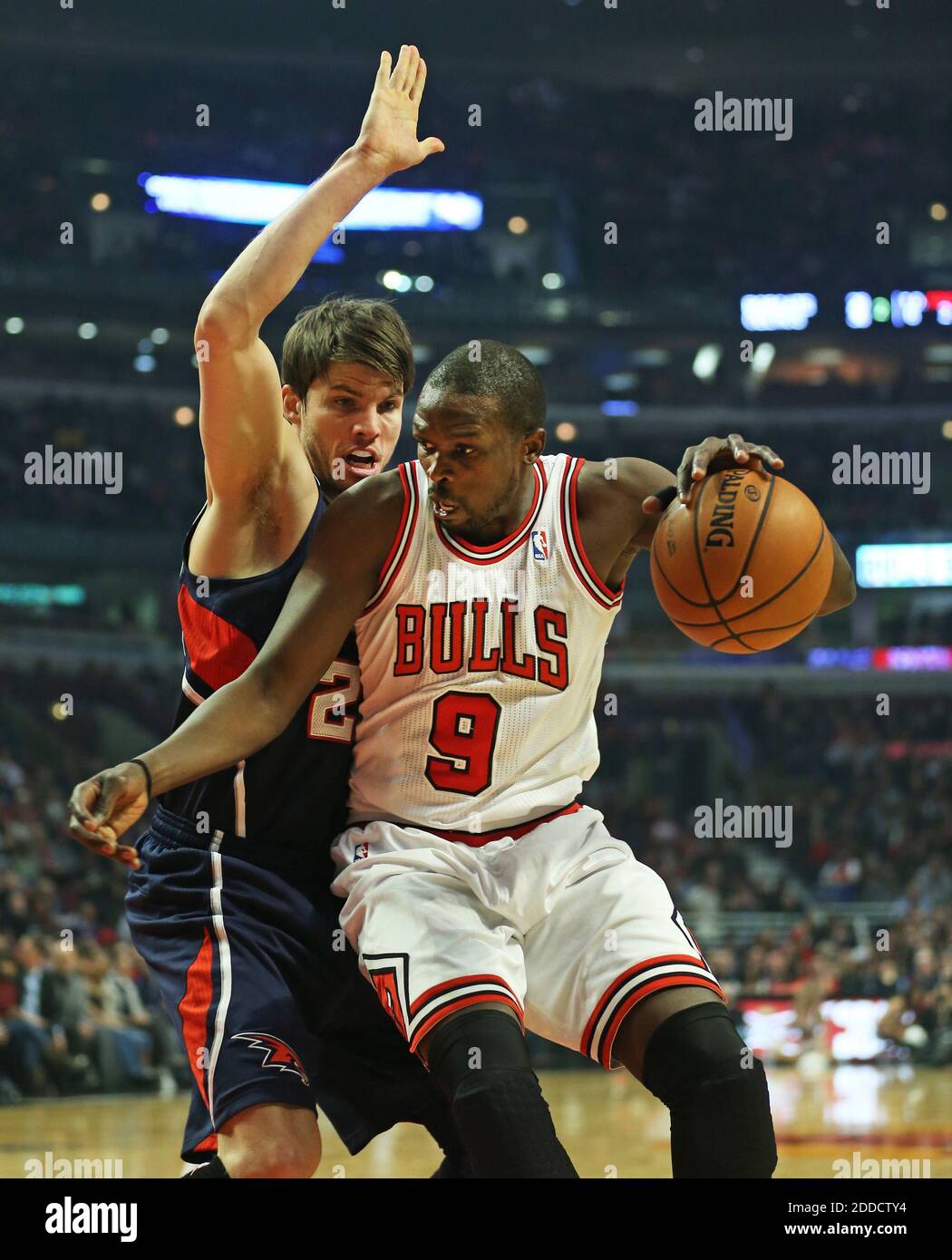 NO FILM, NO VIDEO, NO TV, NO DOCUMENTARIO - Chicago Bulls piccolo avanti Luol Deng (9) controlla la palla contro Atlanta Hawks Shooting Guard Kyle Korver (26) durante la prima metà del loro gioco presso lo United Center di Chicago, il, USA il 14 gennaio 2013. Foto di Nuccio DiNuzzo/Chicago Tribune/MCT/ABACAPRESS.COM Foto Stock