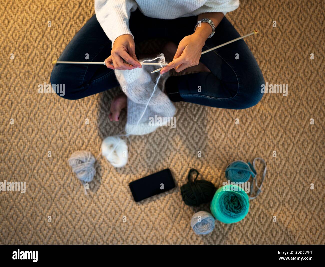 Sezione centrale della lana di maglia della donna a casa Foto Stock