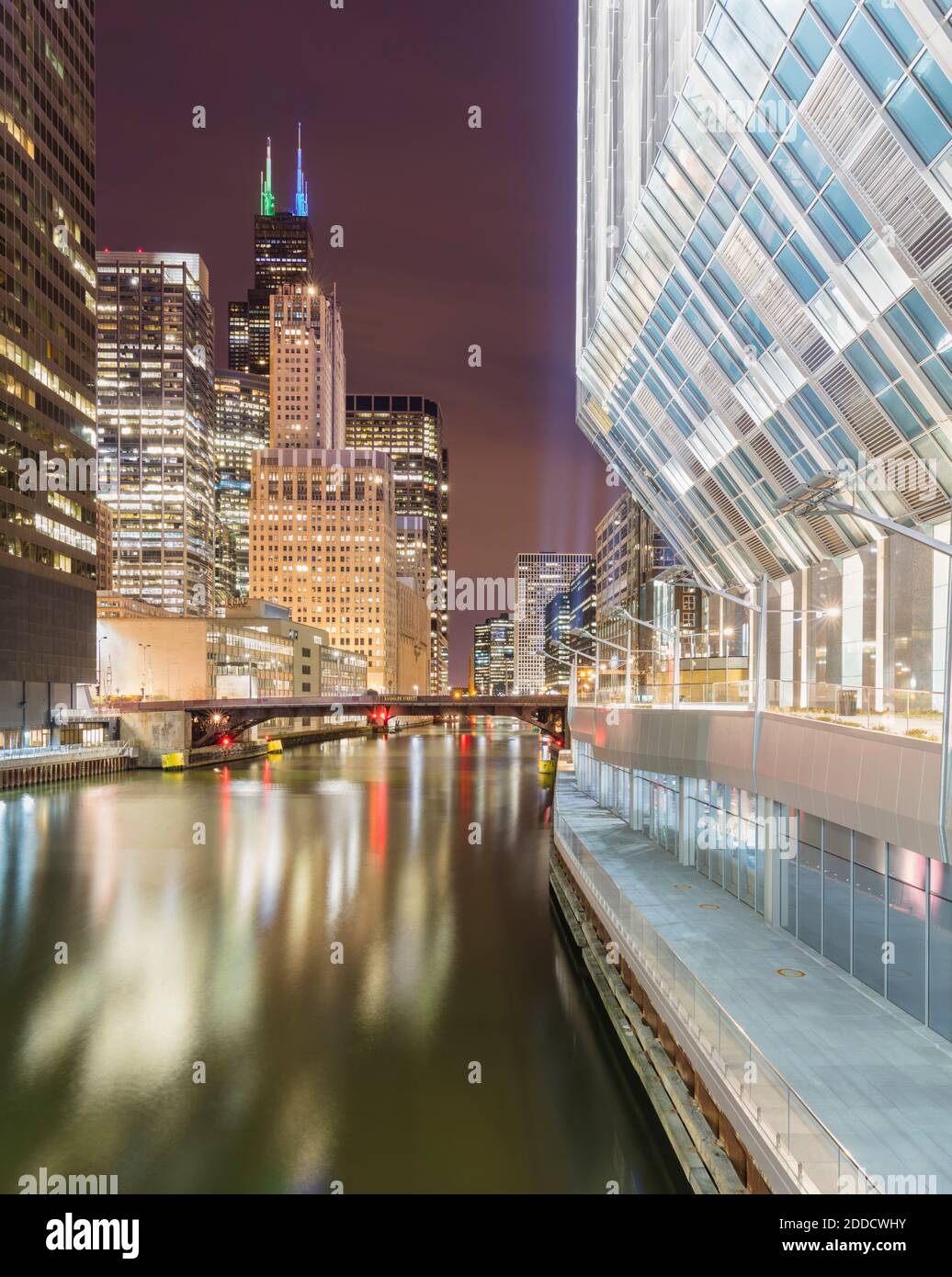 Vista del fiume Chicago durante la notte, Chicago, USA Foto Stock