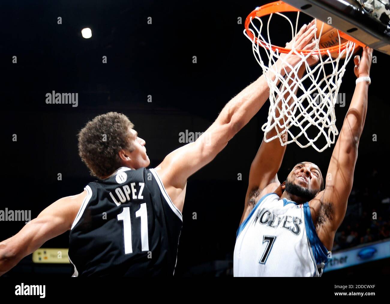 NO FILM, NO VIDEO, NO TV, NO DOCUMENTARIO - Brook Lopez (11) del Minnesota Timberwolves blocca un tiro di Derrick Williams (7) dei Brooklyn Nets nel primo trimestre al Target Center di Minneapolis, MN, USA il 23 gennaio 2013. Foto di Carlos Gonzalez/Minneapolis Star Tribune/MCT/ABACAPRESS.COM Foto Stock