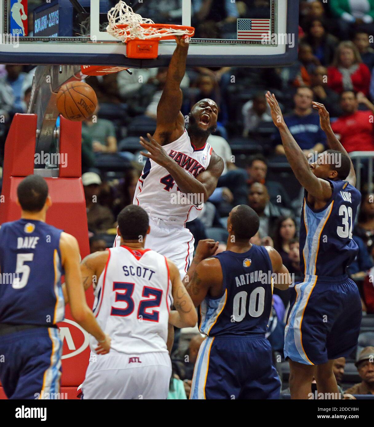 NO FILM, NO VIDEO, NO TV, NO DOCUMENTARIO - Atlanta Hawks Forward Ivan Johnson uccide due punti contro Memphis Grizzlies difensori Austin Daye, da sinistra, Darrell Arthur ed ed Davis durante la seconda metà ad Atlanta, GA, USA il 6 febbraio 2013. Hawks ha vinto, 103-92. Foto di Curtis Compton/Atlanta Journal-Constitution/MCT/ABACAPRESS.COM Foto Stock