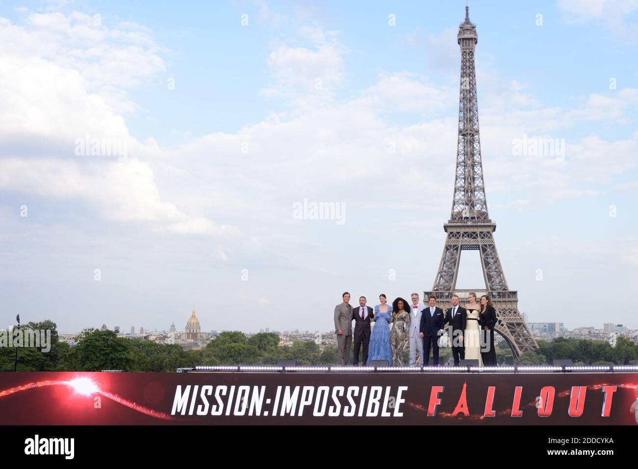 Henry Cavill, Jake Myers, Michelle Monaghan, Angela Bassett, Christopher McQuarrie, Tom Cruise, Simon Pegg, Vanessa Kirby e Rebecca Ferguson posano di fronte alla Torre Eiffel durante la Global Premiere of Mission: Impossible - Fallout al Palais de Chaillot a Parigi, Francia, il 12 luglio 2018. Foto di Aurore Marechal/ABACAPRESS.COM Foto Stock