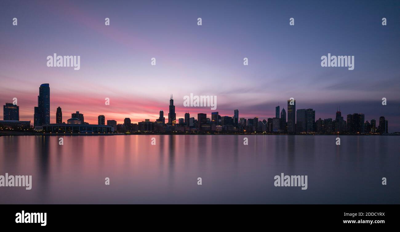 Centro visto da Northerly Island durante il tramonto, Chicago, Stati Uniti Foto Stock