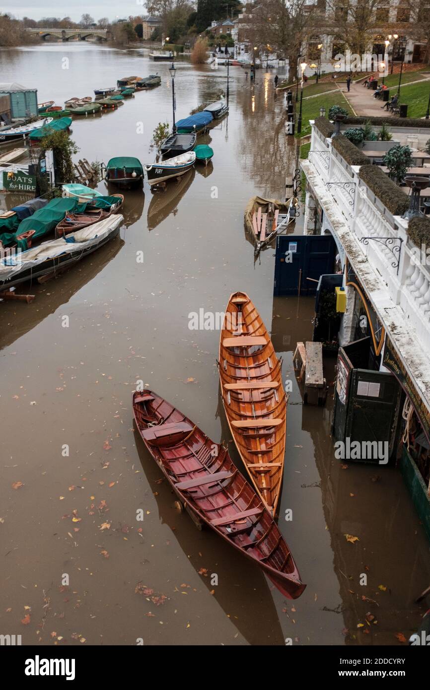 Fiume Tamigi ad alta marea, Richmond Riverside, Richmond upon Thames, Surrey, Regno Unito Foto Stock