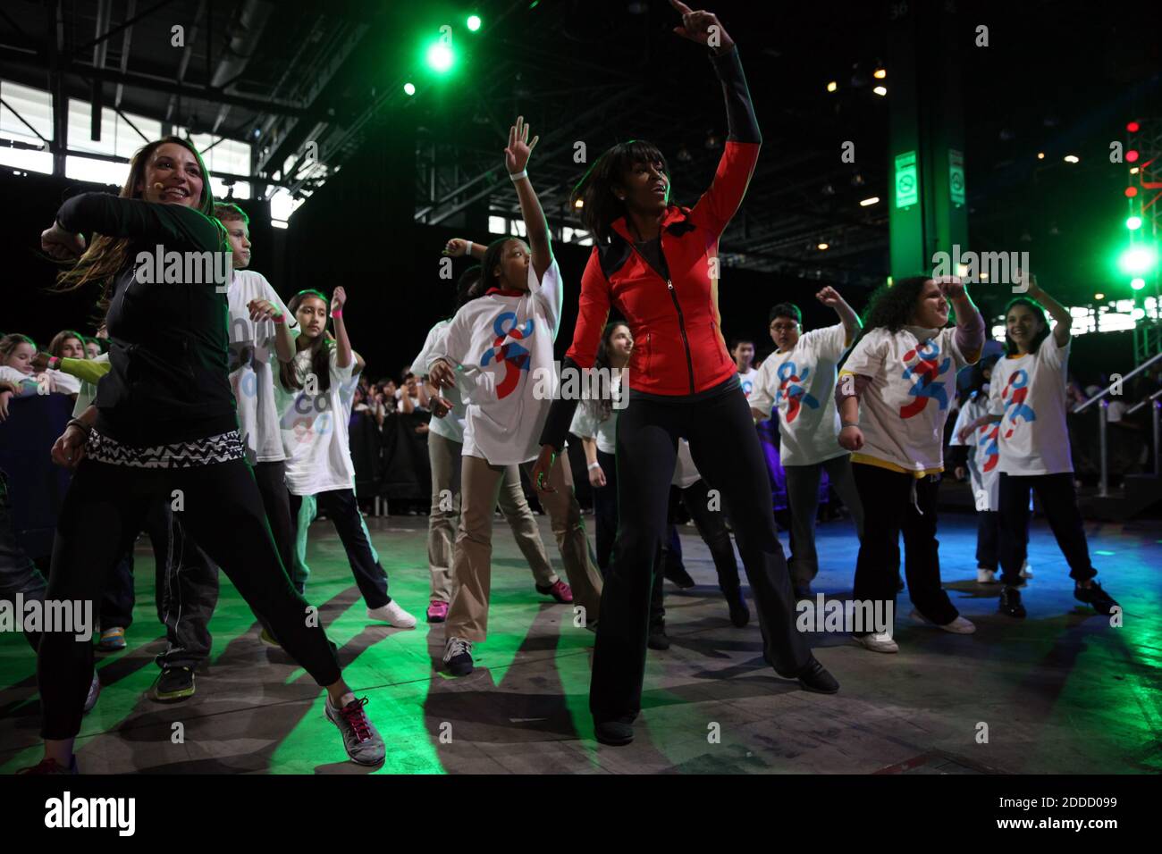 NESSUN FILM, NESSUN VIDEO, NESSUNA TV, NESSUN DOCUMENTARIO - prima signora Michelle Obama è unita in una routine di esercizio da parte degli studenti della Chicago Public School ad un evento che annuncia un 'Active Schools' iniziativa per le Chicago Public Schools al McCormick Place giovedì 28 febbraio 2013. Foto di Abel Uribe/Chicago Tribune/MCT/ABACAPRESS.COM Foto Stock