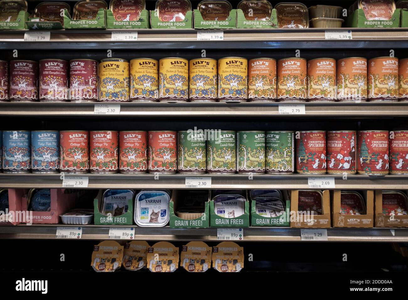Barattoli di animali domestici di alta classe cibo, cani e gatti cibo sugli scaffali di Whole Food Store, Londra, Inghilterra Foto Stock