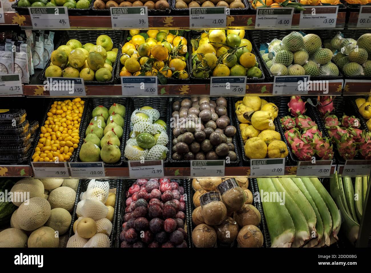Scaffali con frutta biologica in verdure, cibi interi, Londra, Inghilterra Foto Stock