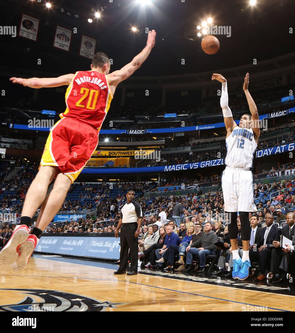 NESSUN FILM, NESSUN VIDEO, NESSUNA TV, NESSUN DOCUMENTARIO - il Tobias Harris di Orlando Magic (12) spara sulle Donatas Motiejunas di Houston Rockets (20) durante la prima metà all'Amway Center di Orlando, FL, USA il 1 marzo 2013. Houston sconfisse Orlando, 118-110. Foto di Gary W. Green/Orlando Sentinel/MCT/ABACAPRESS.COM Foto Stock