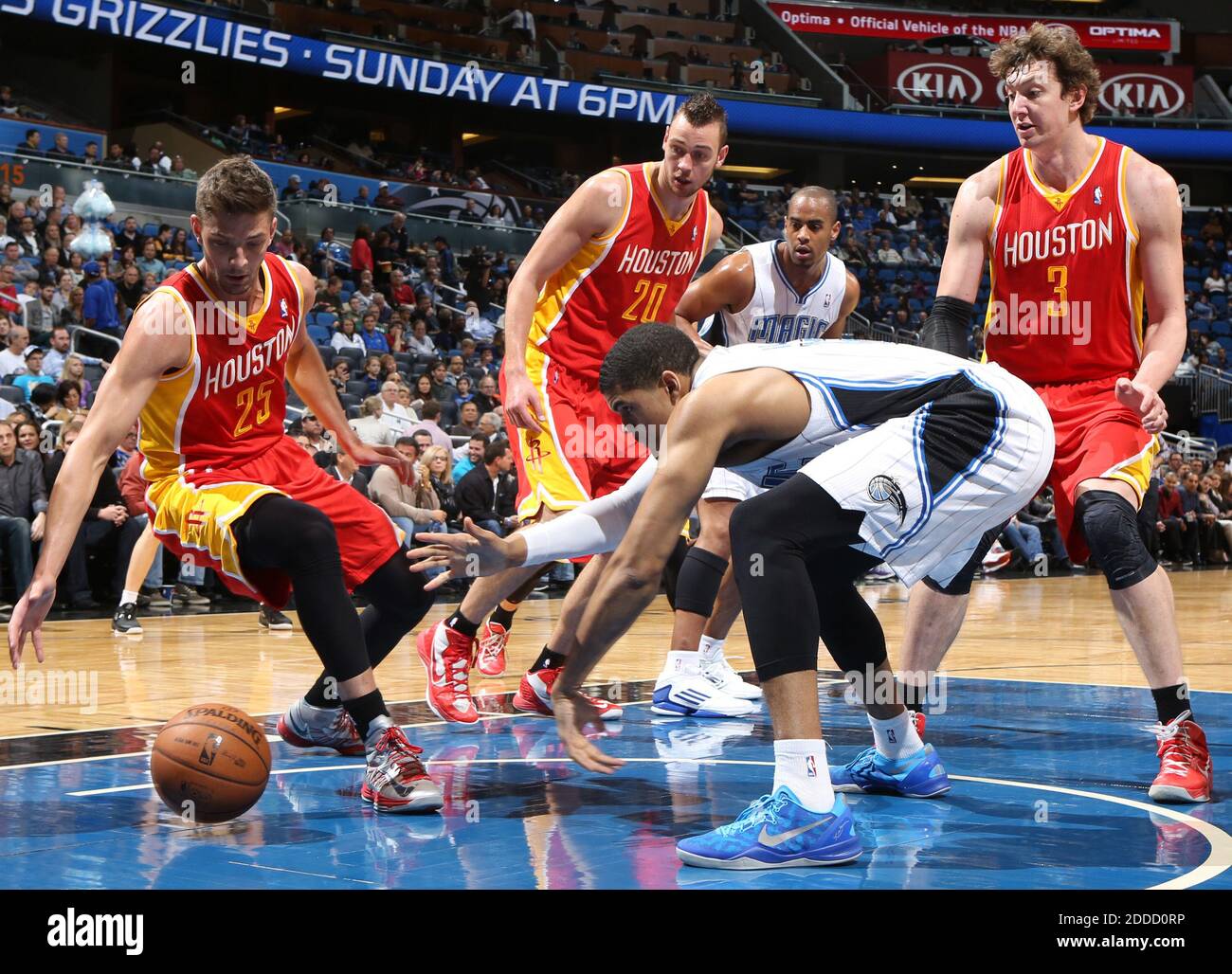 NESSUN FILM, NESSUN VIDEO, NESSUNA TV, NESSUN DOCUMENTARIO - il Tobias Harris di Orlando Magic perde possesso nella vernice durante la prima metà contro gli Houston Rockets all'Amway Center di Orlando, FL, USA il 1 marzo 2013. Houston sconfisse Orlando, 118-110. Foto di Gary W. Green/Orlando Sentinel/MCT/ABACAPRESS.COM Foto Stock