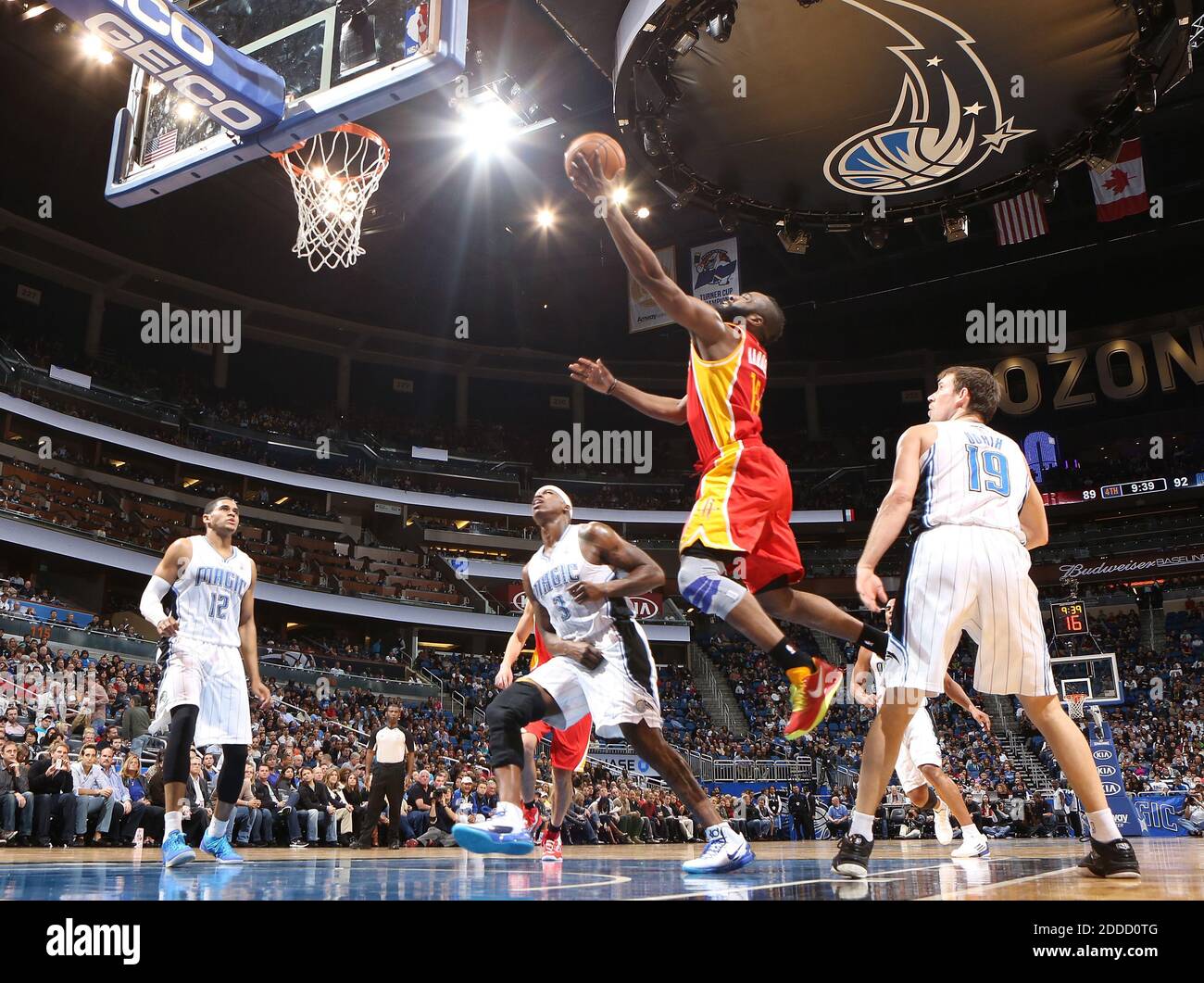 NESSUN FILM, NESSUN VIDEO, NESSUNA TV, NESSUN DOCUMENTARIO - l'Houston Rockets' James Harden (13) guida al cesto sopra l'Orlando Magic's al Harrington durante la seconda metà all'Amway Center di Orlando, FL, USA il 1 marzo 2013. Houston sconfisse Orlando, 118-110. Foto di Gary W. Green/Orlando Sentinel/MCT/ABACAPRESS.COM Foto Stock