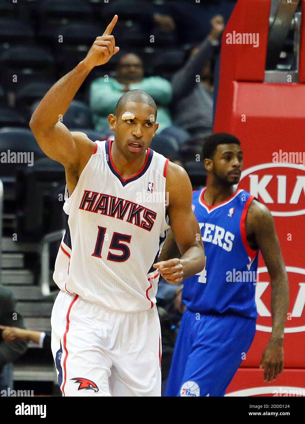 NESSUN FILM, NESSUN VIDEO, NESSUNA TV, NESSUN DOCUMENTARIO - l'Atlanta Hawks' al Horford (15) reagisce dopo aver affondato un colpo sopra il Philadelphia 76ers' Dorell Wright durante la seconda metà alla Philips Arena di Atlanta, GA, USA il 6 marzo 2013. Foto di Curtis Compton/Atlanta Journal-Constitution/MCT/ABACAPRESS.COM Foto Stock