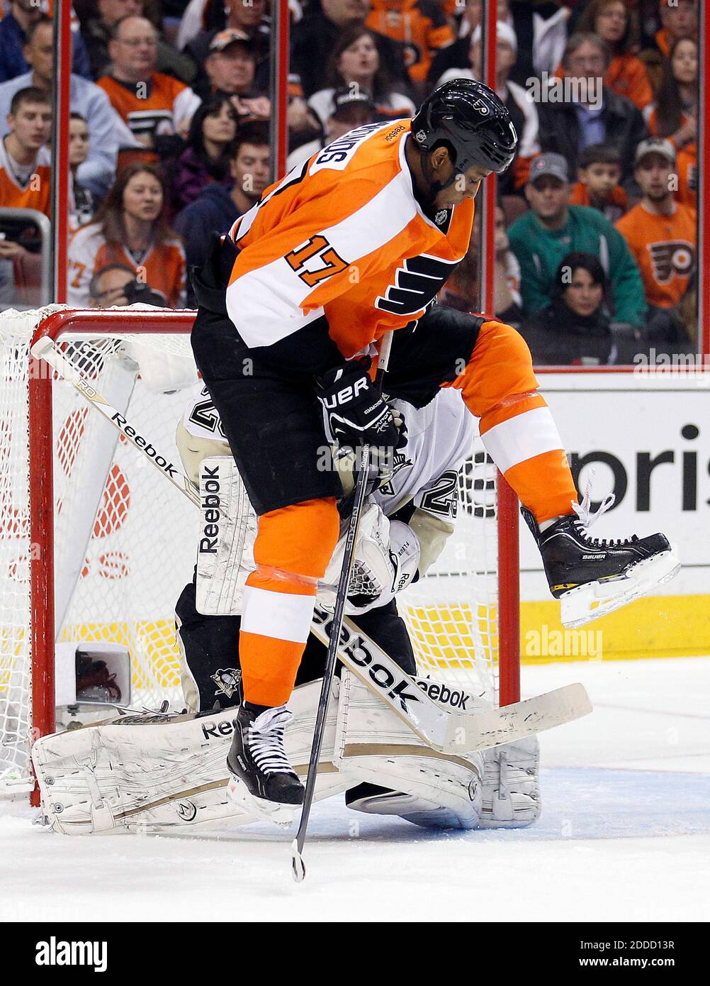 NESSUN FILM, NESSUN VIDEO, NESSUNA TV, NESSUN DOCUMENTARIO - il Wayne Simmonds dei Philadelphia Flyers cerca di distrarre Pittsburgh Pinguins goalie Marc-Andre Fleury durante il primo periodo al Wells Fargo Center a Philadelphia, PA, USA il 7 marzo 2013. Pittsburgh ha vinto, 5-4. Foto di Yong Kim/Philadelphia Daily News/MCT/ABACAPRESS.COM Foto Stock