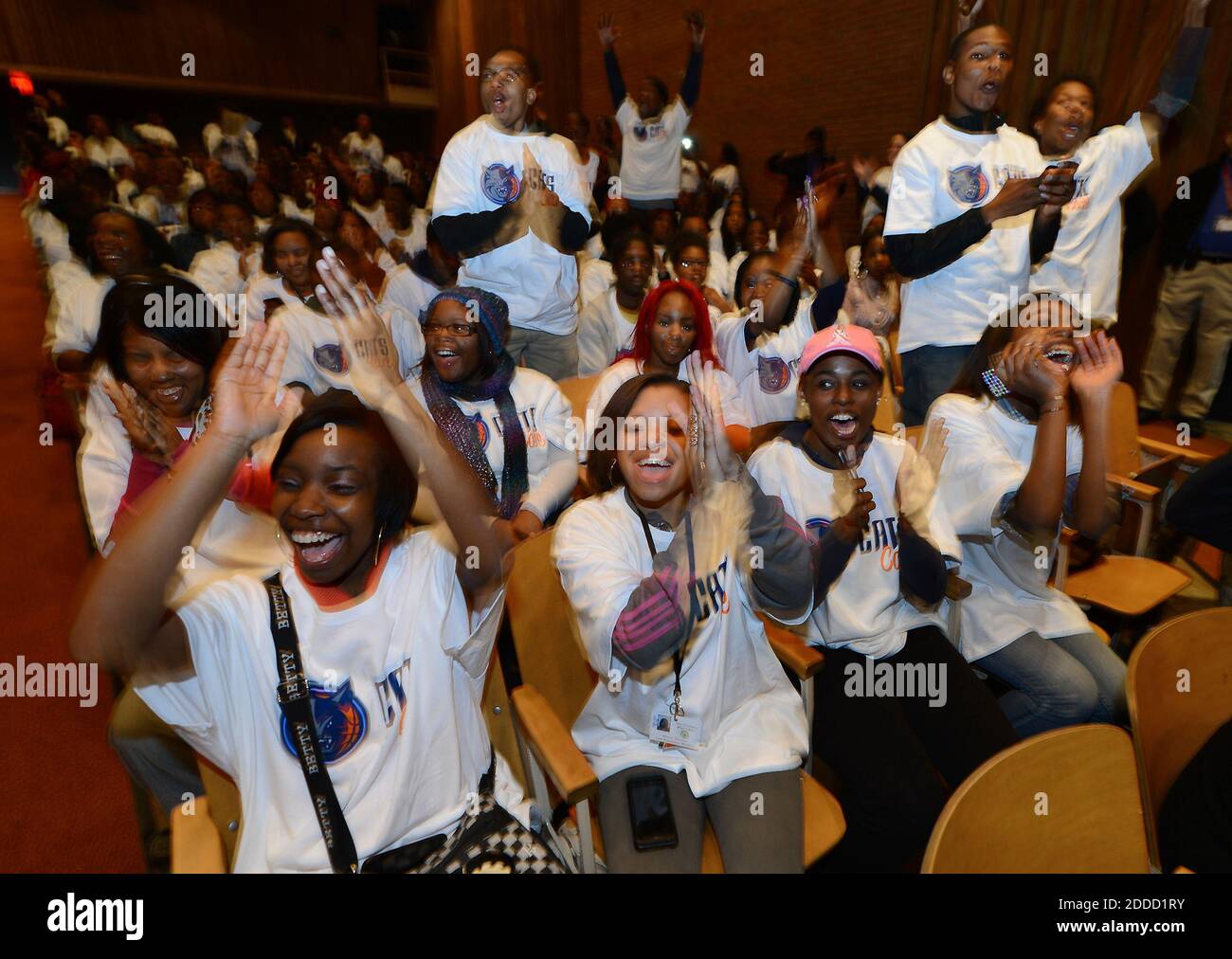 NO FILM, NO VIDEO, NO TV, NO DOCUMENTARIO - West Charlotte High School studenti allietare come Charlotte Bobcats proprietario del team Michael Jordan è presentato Giovedi, 21 marzo 2013. Bobcats Sports and Entertainment, insieme A FOX Sports Carolinas/Sports South ha annunciato una donazione di 200,000 dollari a Y Achievers, un YMCA del programma Greater Charlotte che opera in collaborazione con Charlotte-Mecklenburg Schools. Foto di Jeff Siner/Charlotte Observer/MCT/ABACAPRESS.COM Foto Stock