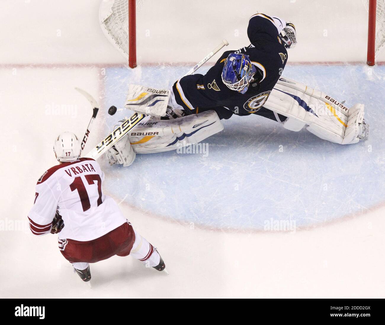 NO FILM, NO VIDEO, NO TV, NO DOCUMENTARIO - il goaltender di St. Louis Blues Brian Elliott fa da parte un tentativo di sparatoria di Radim Vrbata di Phoenix Coyotes presso lo Scottrade Center di St. Louis, MO, USA il 18 aprile 2013. Il Blues ha vinto, 2-1, nel tirolfuori. Foto di Chris Lee/St. Louis Post-Dispatch/MCT/ABACAPRESS.COM Foto Stock