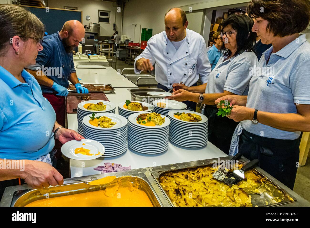 Uno chef e diversi aiutanti preparano piatti rurali in cucina per la cerimonia di incoronazione della Regina della Patata Bavarese 2019 a Schrobenhausen, Germania. Foto Stock