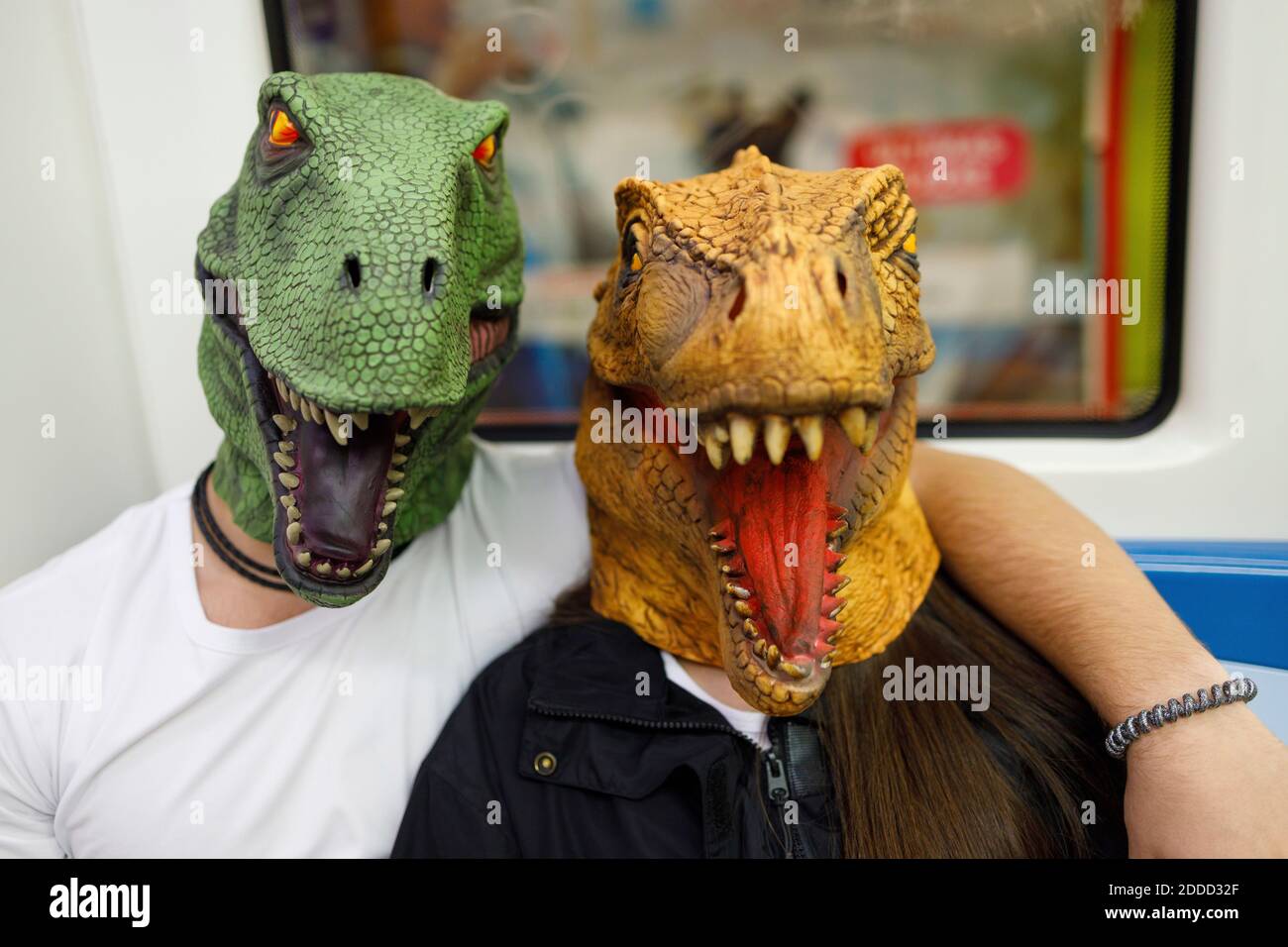 Maschera dinosauro immagini e fotografie stock ad alta risoluzione - Alamy
