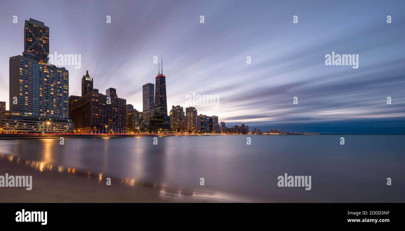 Grattacieli sul fiume Chicago a Streeterville, Chicago, USA Foto Stock