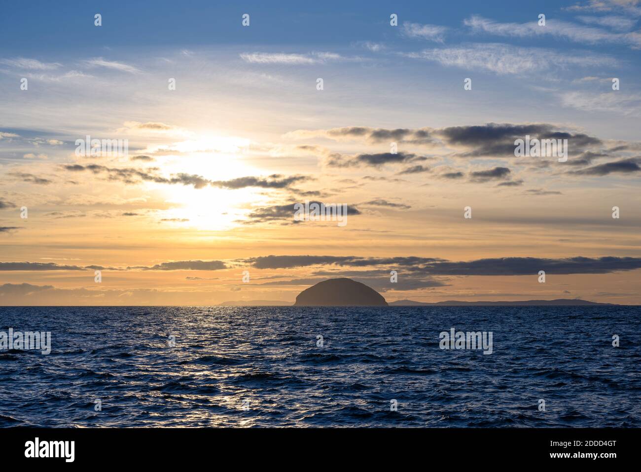 Mare d'Irlanda al tramonto con l'isola di Ailsa Craig sullo sfondo Foto Stock