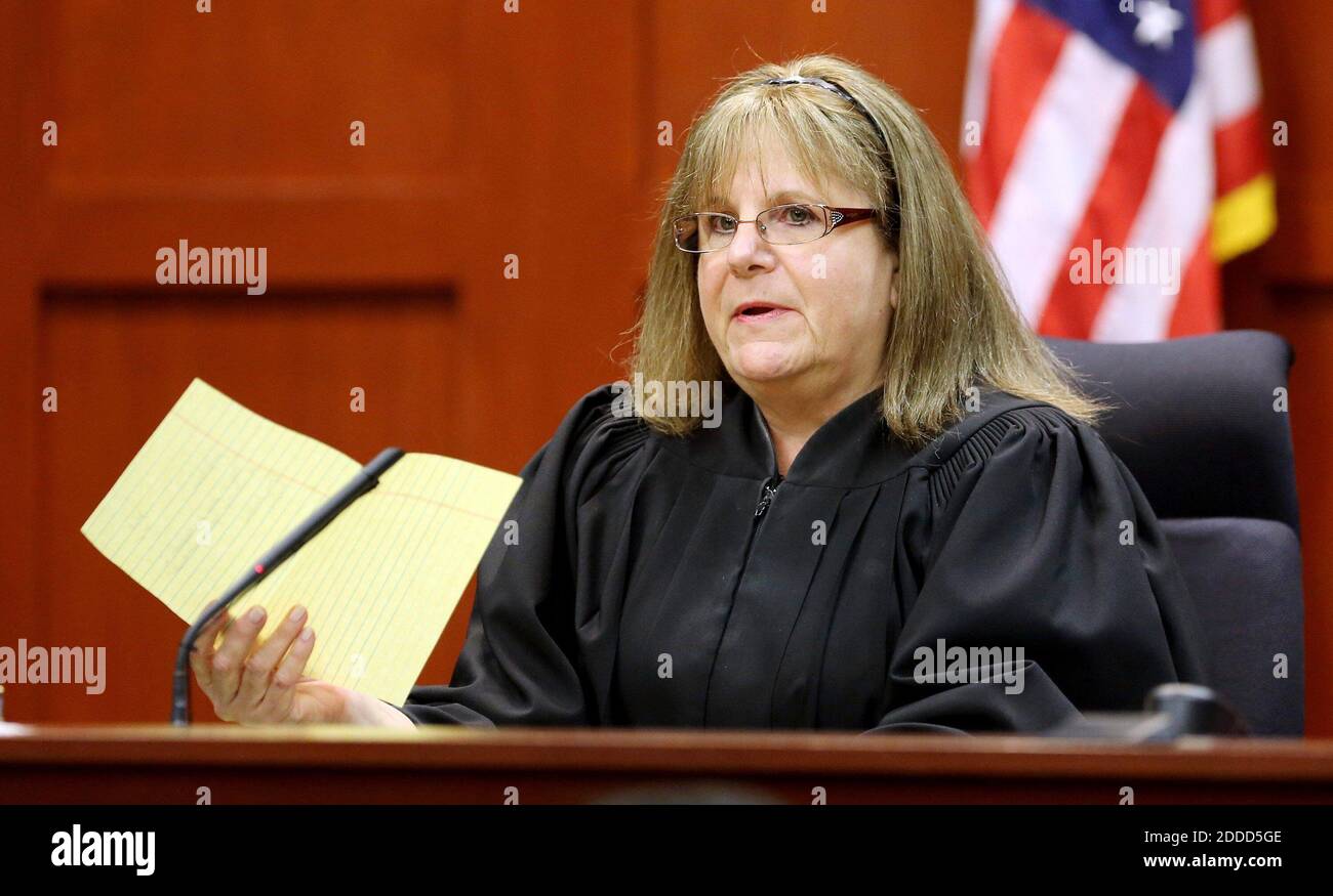 NO FILM, NO VIDEO, NO TV, NO DOCUMENTARY - il giudice Debra Nelson si rivolge agli avvocati dopo aver informato che la giuria aveva una domanda sulle istruzioni per un'accusa di macellazione, il 25° giorno del processo di Zimmerman al Seminole County Criminal Justice Centre di Sanford, Florida, USA il sabato, 13 luglio 2013. Zimmerman fu accusato di un omicidio di secondo grado nel fucilazione mortale di Trayvon Martin, un teen disarmato, nel 2012. Foto di Joe Burbank/Orlando Sentinel/MCT/ABACAPRESS.COM Foto Stock