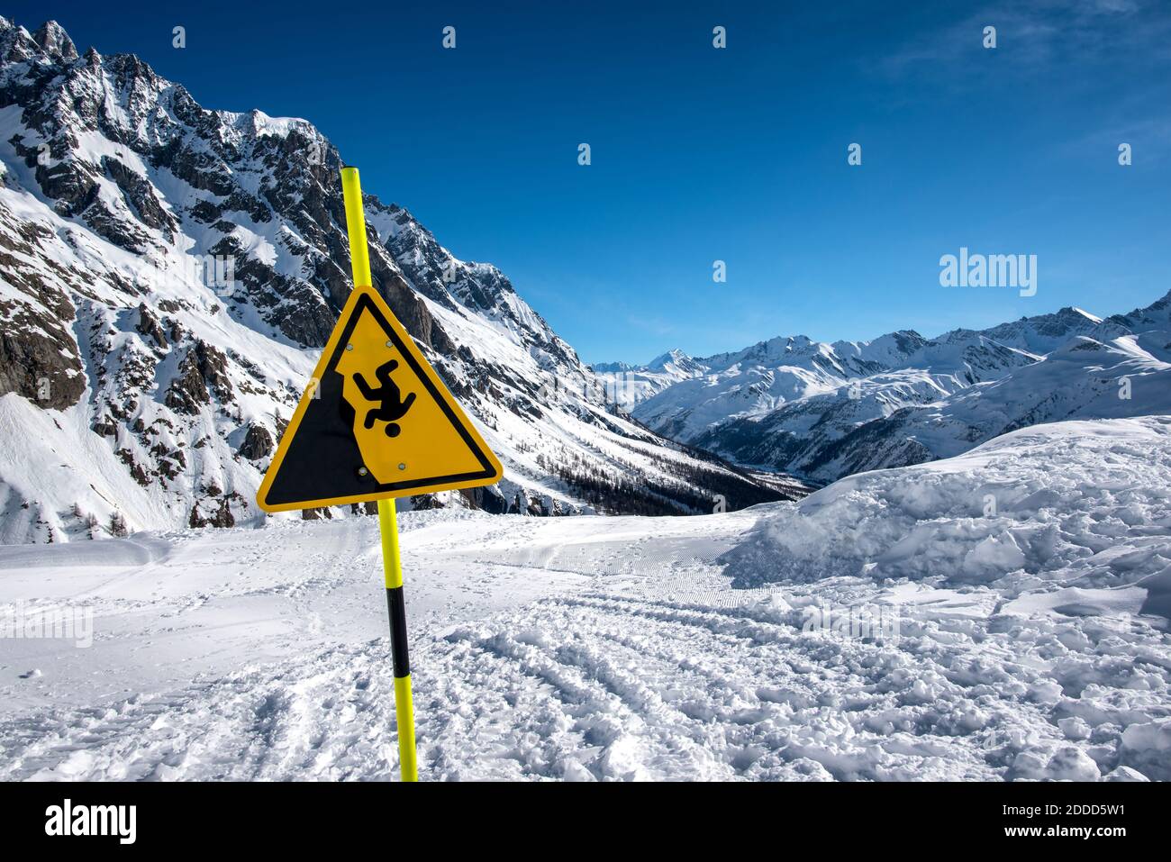 Segnale di avvertimento in montagna che avverte di una possibile caduta Foto Stock