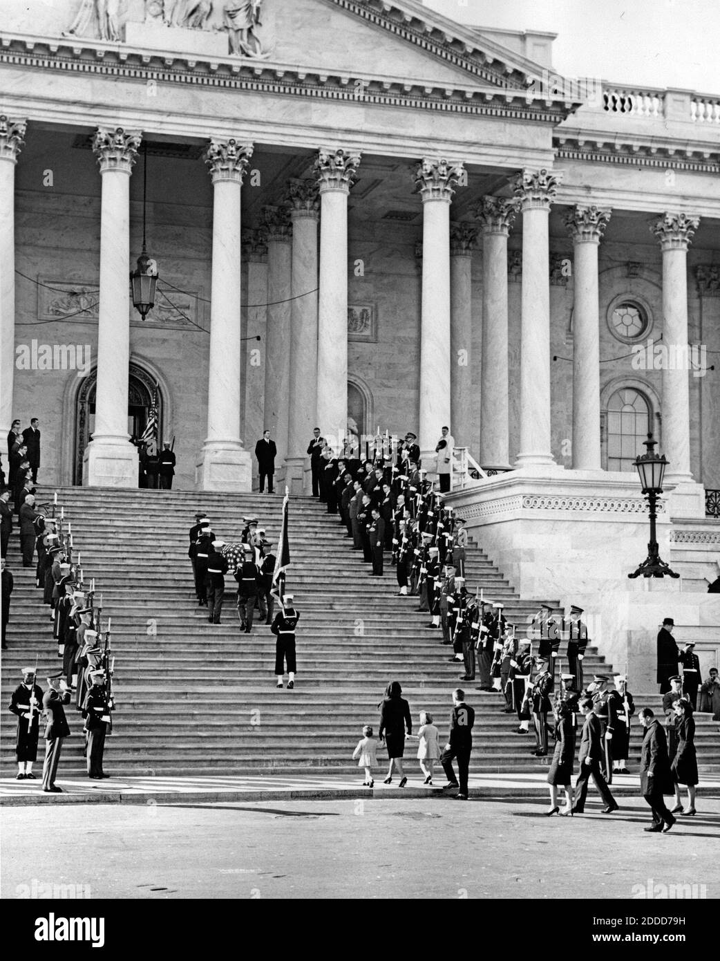 NESSUN FILM, NESSUN VIDEO, NESSUNA TV, NESSUN DOCUMENTARIO - Jacqueline Kennedy, Caroline Kennedy, John F. Kennedy Jr., Robert F. Kennedy, Stephen Smith, Jean Kennedy Smith e l'agente del servizio segreto Cling Hill seguono il presidente Kennedy che porta il cazzo sulle scale del Campidoglio degli Stati Uniti per la menzogna nello stato presso il Campidoglio degli Stati Uniti a Washington, D.C., il 24 novembre. Foto di Abbie Rowe/National Park Service/John F. Kennedy Presidential Library and Museum/MCT/ABACAPRESS.COM Foto Stock