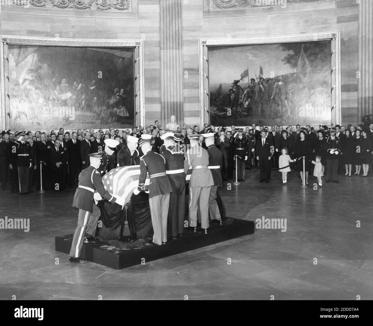 NO FILM, NO VIDEO, NO TV, NO DOCUMENTARIO - il corpo del presidente Kennedy è collocato nella Capitol Rotunda a Washington, D.C. Foto di John F. Kennedy Presidential Library and Museum/MCT/ABACAPRESS.COM Foto Stock