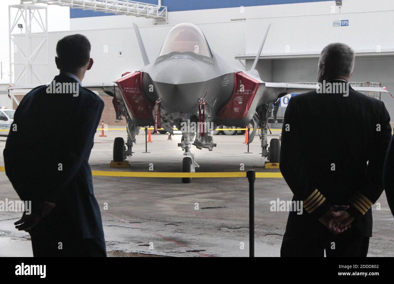 NESSUN FILM, NESSUN VIDEO, NESSUNA TV, NESSUN DOCUMENTARIO - Lockheed Martin dignitari guardare sul 100th F-35 combattente dopo il suo introdotto a Fort Worth, Texas, USA, Venerdì, 13 dicembre 2013. Foto di Ron T. Ennis/Fort Worth Star-Telegram/MCT/ABACAPRESS.COM Foto Stock