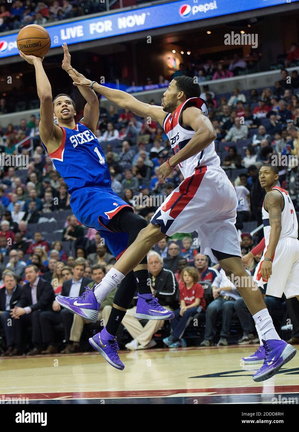 NESSUN FILM, NESSUN VIDEO, NESSUNA TV, NESSUN DOCUMENTARIO - Philadelphia 76ers punta guardia Michael carter-Williams (1) spara su Washington Wizards Shooting Guard Garrett Temple (17) durante la prima metà del loro gioco giocato al Verizon Center a Washington, DC, USA il 20 gennaio 2014. Foto di Harry E. Walker/MCT/ABACAPRESS.COM Foto Stock