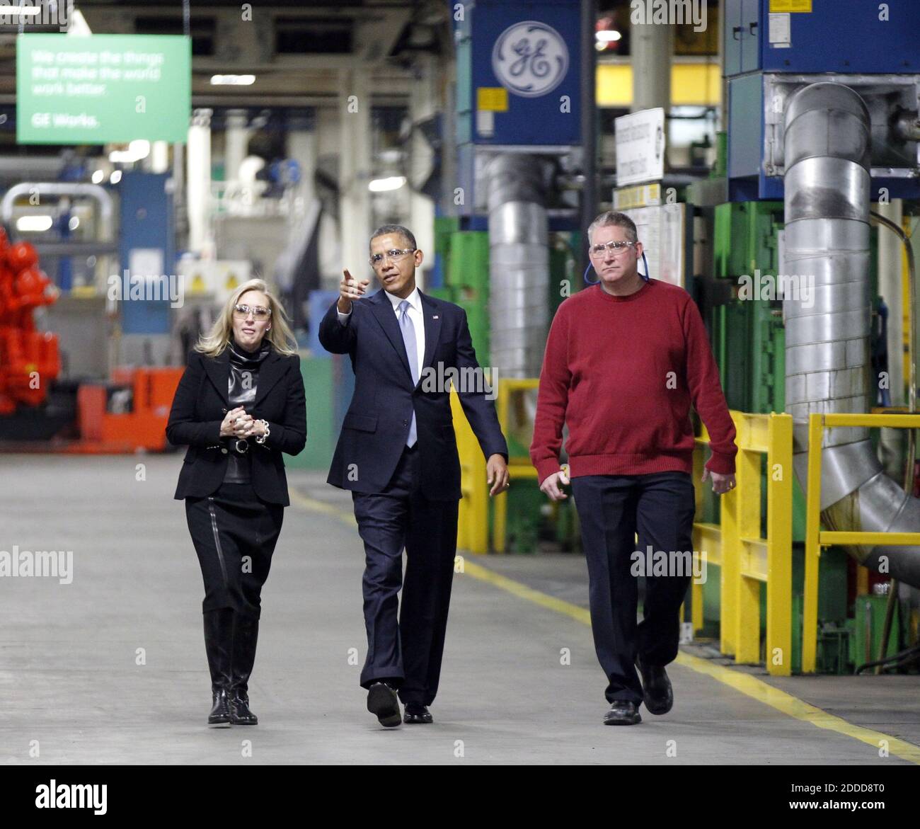 NO FILM, NO VIDEO, NO TV, NO DOCUMENTARIO - Lorraine Bolsinger, President & CEO, General Electric's Distributed Power e Jim Fleming, Global Supply Chain leader & Plant Manager, General Electric's Waukesha parlare con il presidente Barack Obama come presidente Barack Obama ha visitato GE Energy Waukesha, Wisc., USA, giovedì 30 gennaio, 2014. La visita fa parte di un tour di quattro stati che il presidente sta compiendo dopo il suo discorso sullo Stato dell'Unione di martedì. Foto di Mike De Sisti/Milwaukee Journal Sentinel/MCT/ABACAPRESS.COM Foto Stock
