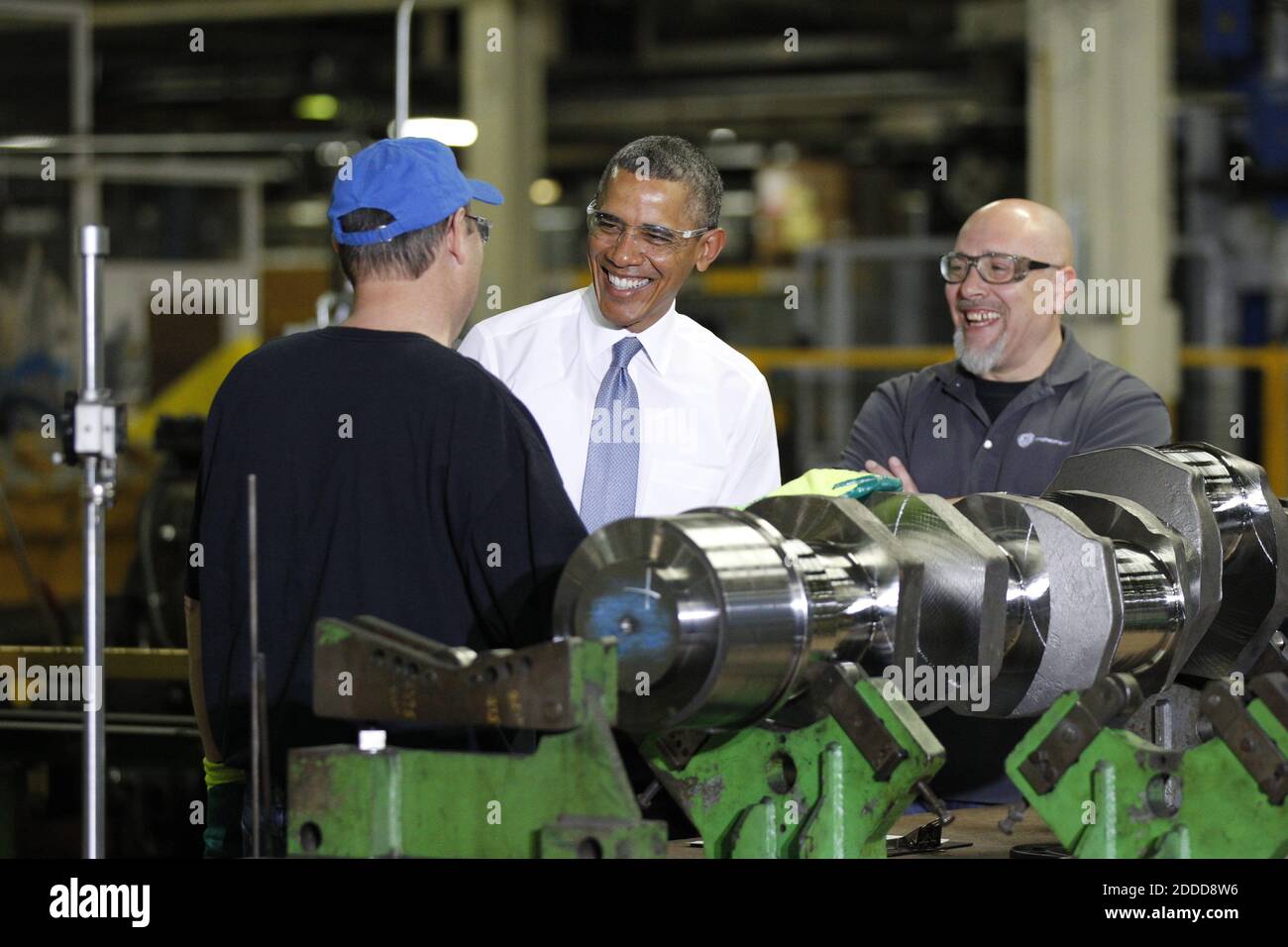 NO FILM, NO VIDEO, NO TV, NO DOCUMENTARIO - il presidente Barack Obama parla con i dipendenti Calvin Anderson (cappello blu), Theodore (Ted) Korber giovedì 30 gennaio 2014 a GE Energy Waukesha, Wisc., USA, giovedì 30 gennaio 2014. La visita fa parte di un tour di quattro stati che il presidente sta compiendo dopo il suo discorso sullo Stato dell'Unione di martedì. Foto di Mike De Sisti/Milwaukee Journal Sentinel/MCT/ABACAPRESS.COM Foto Stock