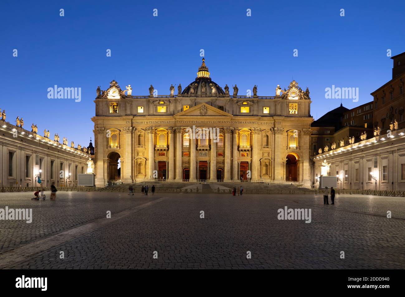 Facciata illuminata della Basilica di San Pietro e di Piazza San Pietro contro il cielo azzurro al tramonto, Città del Vaticano, Roma, Italia Foto Stock