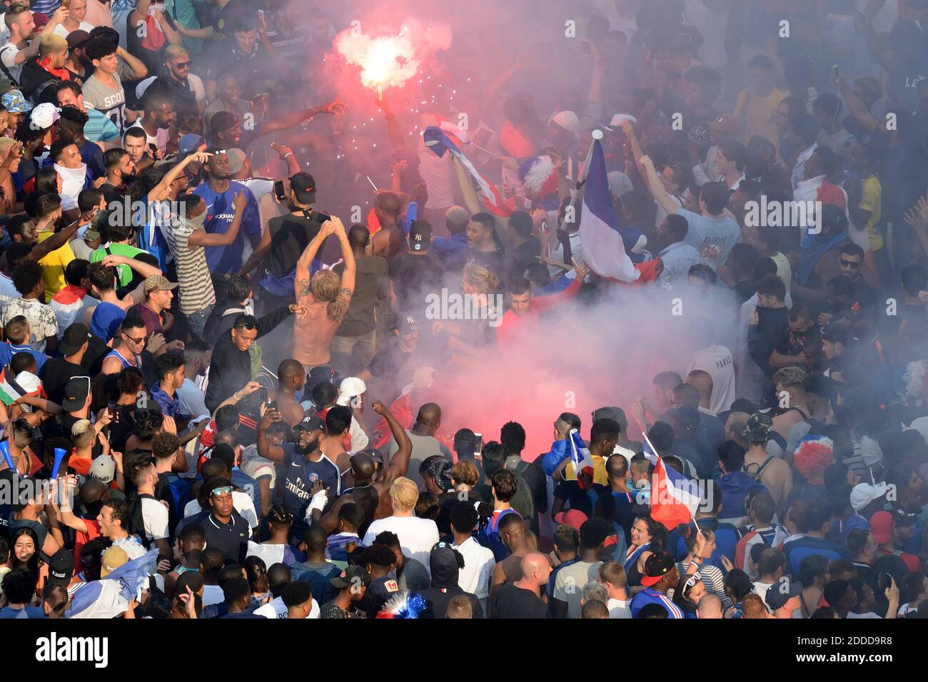 La gente festeggia sul viale degli Champs Elysees dopo la finale della Coppa del mondo di calcio russia 2018 tra Francia e Croazia a Parigi, Francia, il 15 luglio 2018. Foto di Aurore Marechal/ABACAPRESS.COM Foto Stock
