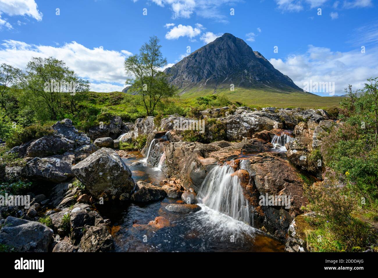 Piccole cascate a Glen Etive con Stob Dearg picco dentro sfondo Foto Stock