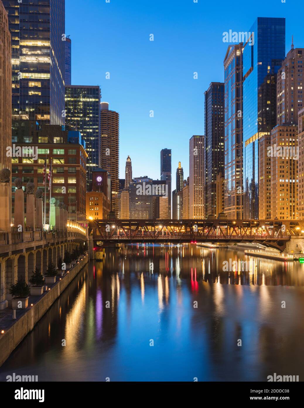 Wells Street Bridge sul fiume Chicago in città al crepuscolo, Chicago, Stati Uniti Foto Stock