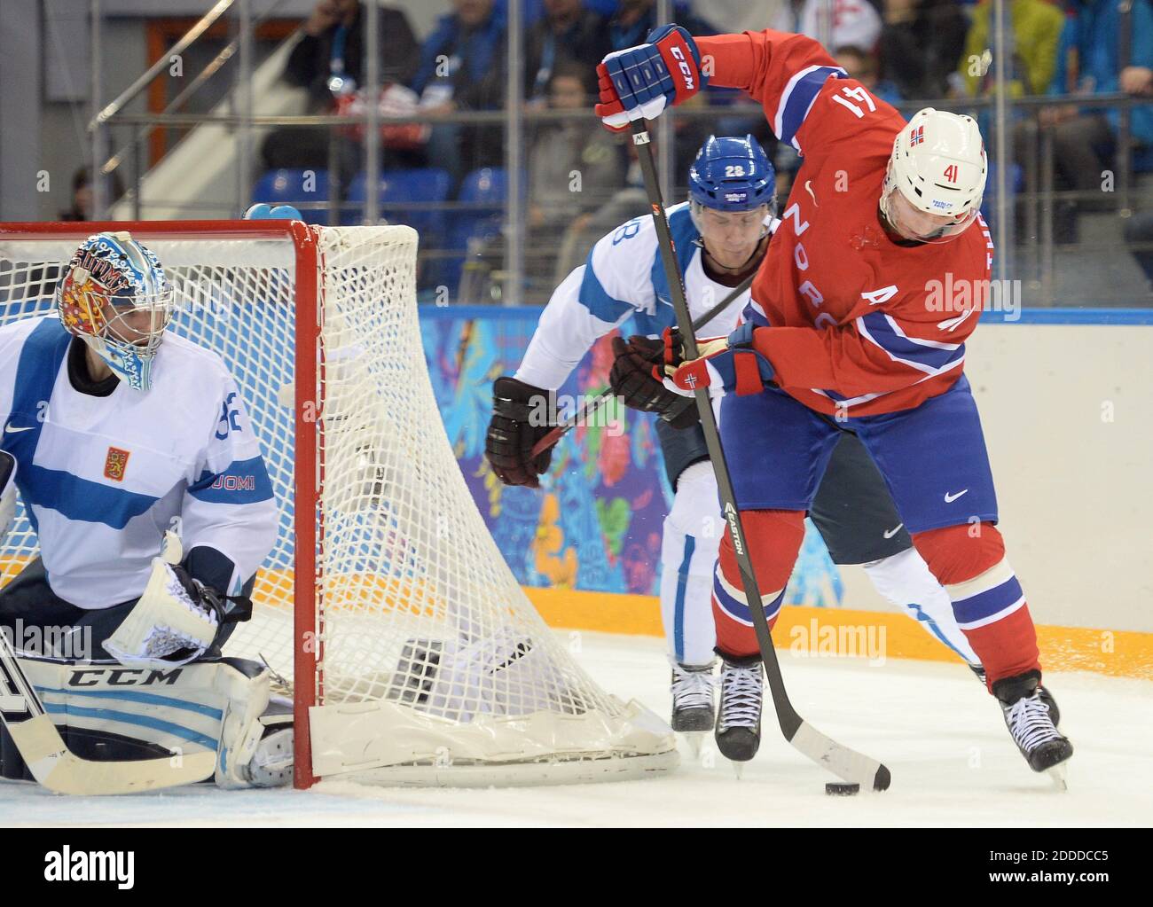NO FILM, NO VIDEO, NO TV, NO DOCUMENTARIO - Norvegia avanti Patrick Thoresen (41) opere il puck intorno alla Finlandia obiettivo passato Finlandia avanti Lauri Korpikoski (28) durante il primo periodo a Shayba Arena durante le Olimpiadi invernali a Sochi, Russia, Venerdì, 14 febbraio 2014. La Finlandia sconfisse la Norvegia, 6-1. Foto di Chuck Myers/MCT/ABACAPRESS.COM Foto Stock