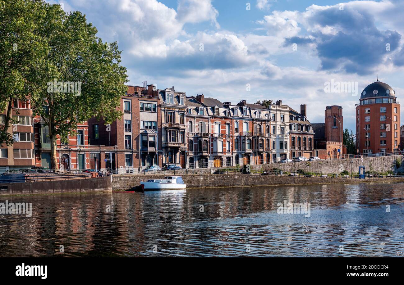 Belgio, provincia di Liegi, Liegi, canale cittadino che si estende di fronte alla fila di case cittadine Foto Stock