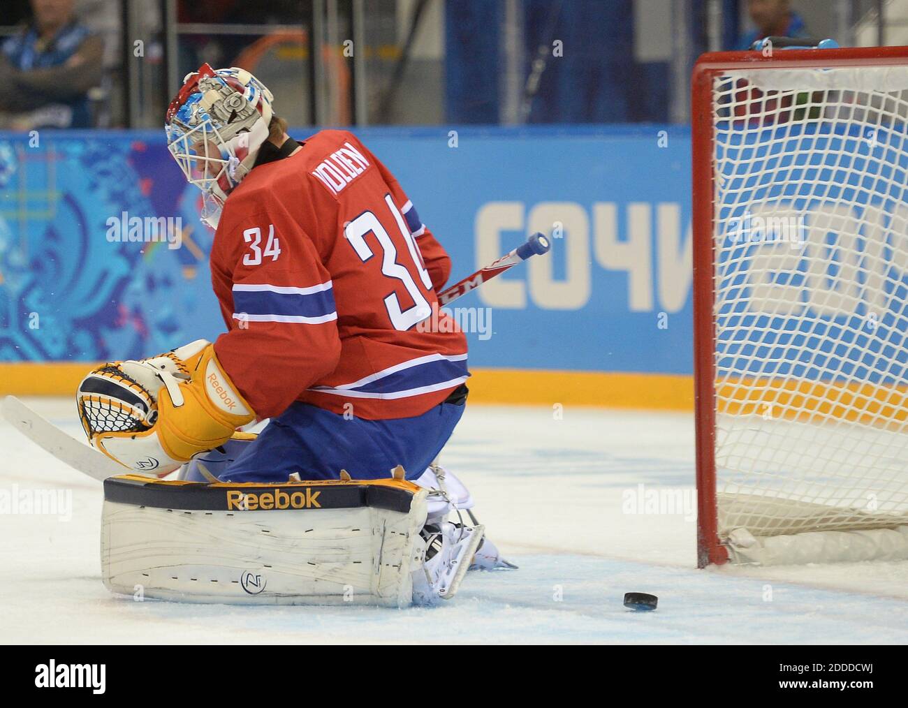 NO FILM, NO VIDEO, NO TV, NO DOCUMENTARIO - UN tiro della Finlandia in avanti Lauri Korpikoski (28) batte la Norvegia goalie Lars Volden (34) per un gol nel secondo periodo a Shayba Arena durante le Olimpiadi invernali di Sochi, Russia, Venerdì 14 febbraio 2014. La Finlandia sconfisse la Norvegia, 6-1. Foto di Chuck Myers/MCT/ABACAPRESS.COM Foto Stock