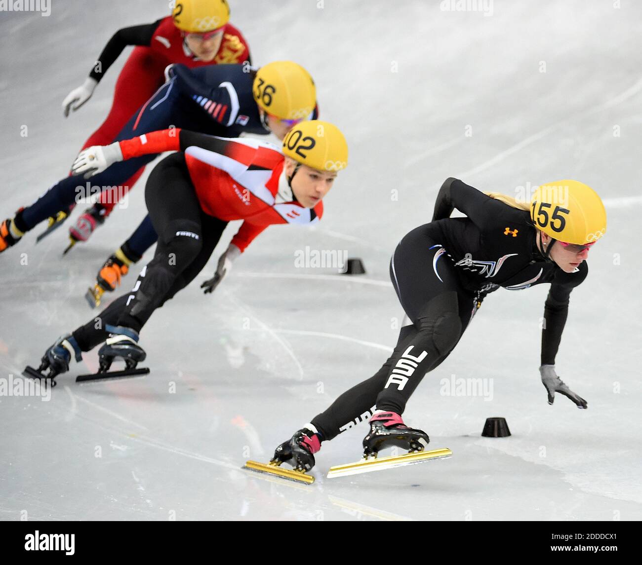 NO FILM, NO VIDEO, NO TV, NO DOCUMENTARIO - Usa Emily Scott (155), destra, guida il campo come lei compete durante la corsa Ladies 1500 metri al Palazzo di pattinaggio Iceberg durante le Olimpiadi invernali a Sochi, Russia, Sabato, 15 febbraio 2014. Foto di Harry E. Walker/MCT/ABACAPRESS.COM Foto Stock