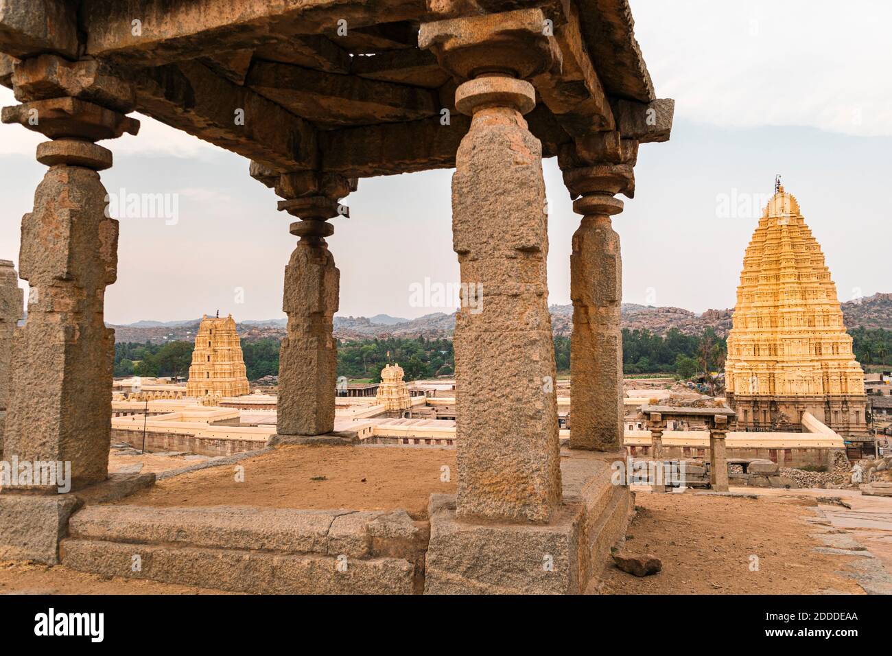 India, Karnataka, Hampi, architettura dell'antico tempio di Virupaksha Foto Stock