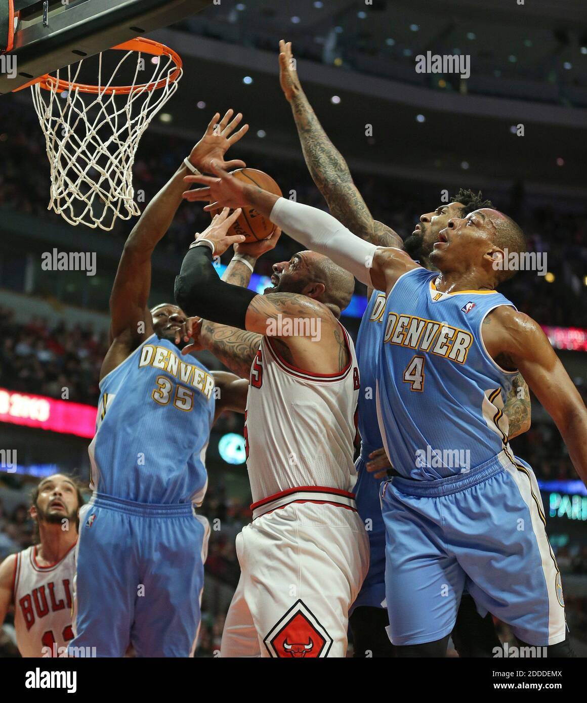 NESSUN FILM, NESSUN VIDEO, NESSUNA TV, NESSUN DOCUMENTARIO - il Chicago Bulls 'Carlos Boozer, al centro, è circondato dalla difesa Denver Nuggets nella seconda metà presso lo United Center a Chicago, il, Stati Uniti il 21 febbraio 2014. Chicago ha vinto il 117-89. Foto di John J. Kim/Chicago Tribune/MCT/ABACAPRESS.COM Foto Stock