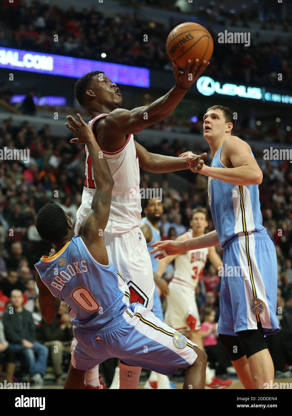 NESSUN FILM, NESSUN VIDEO, NESSUNA TV, NESSUN DOCUMENTARIO - il Chicago Bulls' Jimmy Butler, al centro, prende una disposizione inversa come il Denver Nuggets' Aaron Brooks (0) fouls Butler nella prima metà presso lo United Center a Chicago, il, USA il 21 febbraio 2014. Chicago ha vinto il 117-89. Foto di John J. Kim/Chicago Tribune/MCT/ABACAPRESS.COM Foto Stock