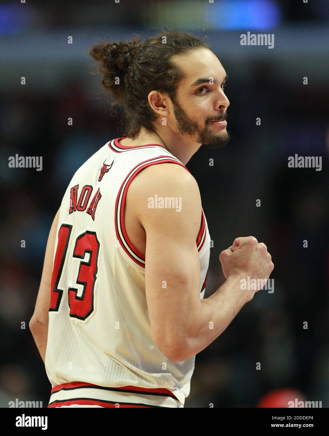 NESSUN FILM, NESSUN VIDEO, NESSUNA TV, NESSUN DOCUMENTARIO - Joakim Noah dei Chicago Bulls si muove ad un compagno di squadra nella prima metà contro i Denver Nuggets allo United Center a Chicago, il, Stati Uniti il 21 febbraio 2014. Chicago ha vinto il 117-89. Foto di John J. Kim/Chicago Tribune/MCT/ABACAPRESS.COM Foto Stock