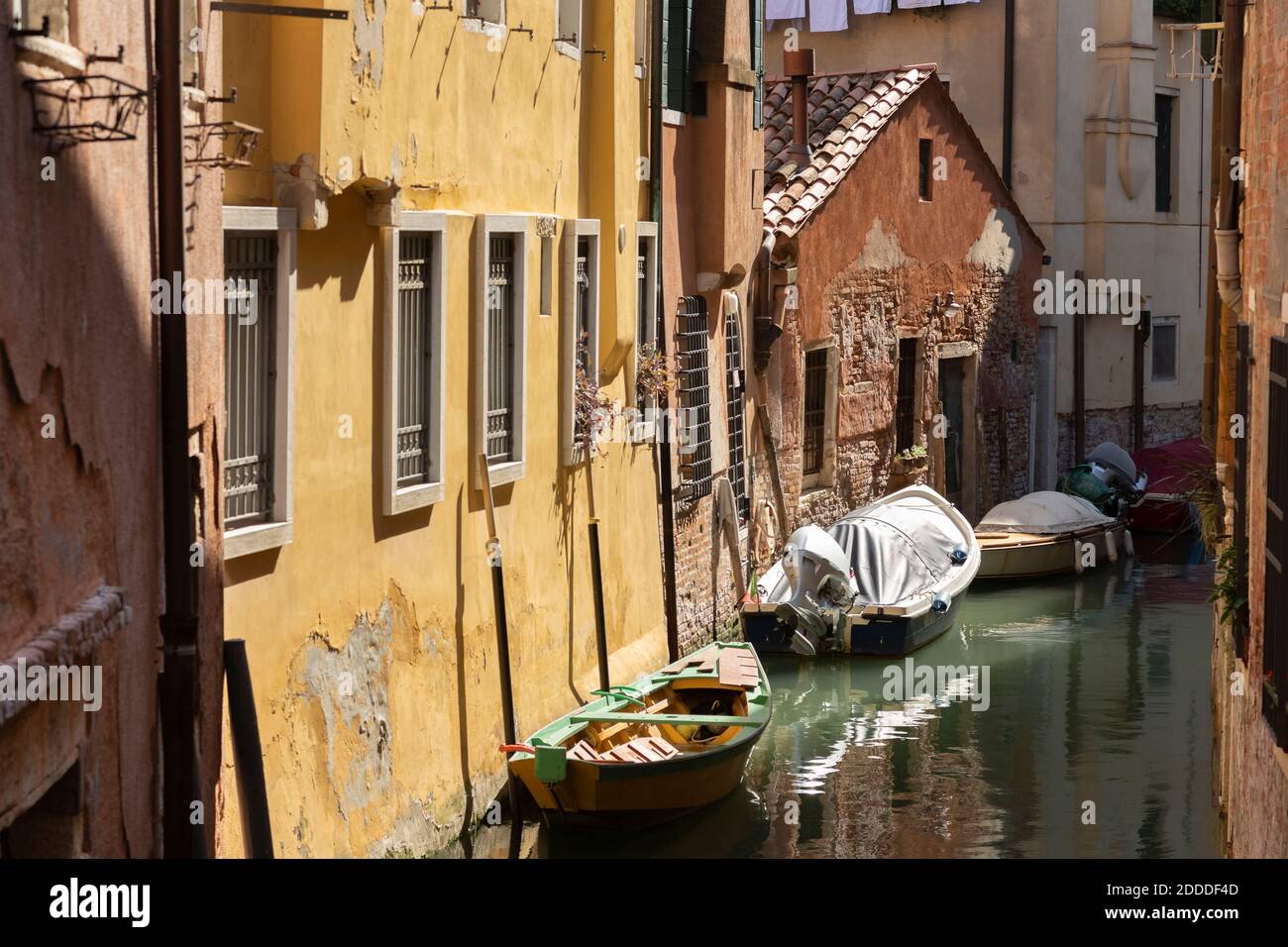 Italia, Veneto, Venezia, vecchie case lungo lo stretto canale della città Foto Stock Italia, Veneto, Venezia, vecchie case lungo lo stretto canale della città Foto Stock