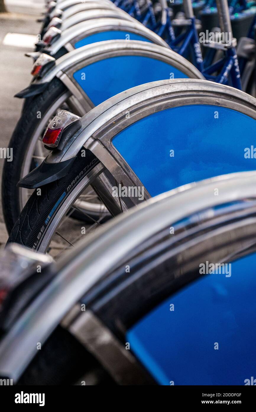 Biciclette nel centro storico di Rennes, Bretania, Francia Foto Stock