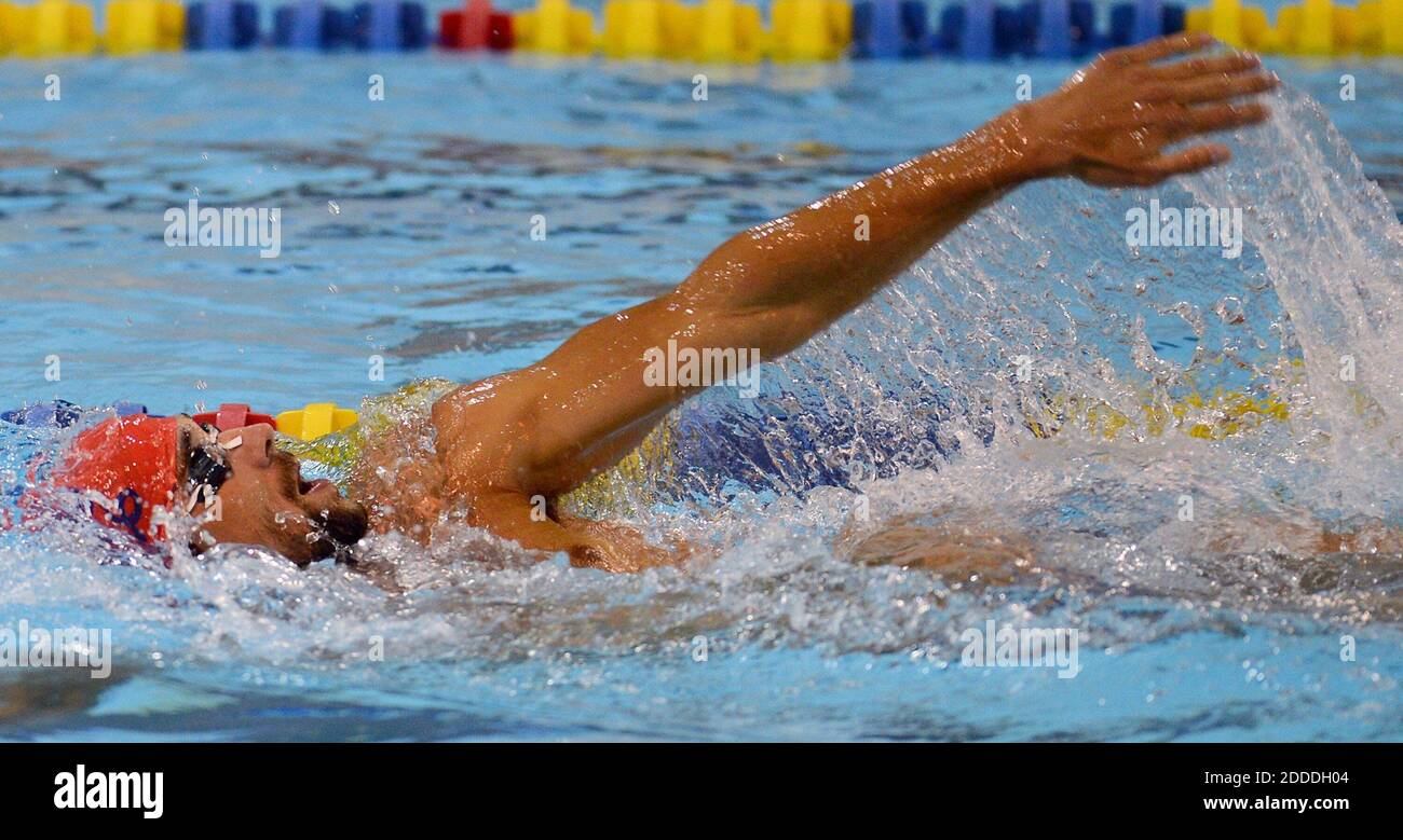 NO FILM, NO VIDEO, NO TV, NO DOCUMENTARIO - Michael Phelps nuota il backstroke durante i giri di pratica al Mecklenburg County Aquatic Center di Charlotte, NC, USA, giovedì 15 maggio 2014. Phelps è in gara nella 30esima edizione della Arena Grand Prix Series di Charlotte. Phelps è l'Olimpo più decorato di tutti i tempi con 22 medaglie. Foto di Jeff Siner/Charlotte Observer/MCT/ABACAPRESS.COM Foto Stock