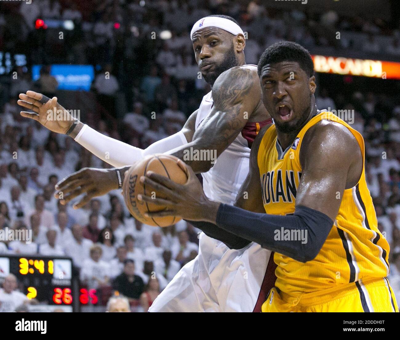 NESSUN FILM, NESSUN VIDEO, NESSUNA TV, NESSUN DOCUMENTARIO - il Miami Heat's LeBron James, a sinistra, difende contro l'Indiana Pacers's Roy Hibbert sotto il paniere nel secondo trimestre durante il gioco 6 della Eastern Conference Finals all'American Airlines Arena di Miami venerdì 30 maggio 2014. Foto di al Diaz/Miami Herald/MCT/ABACAPRESS.COM Foto Stock