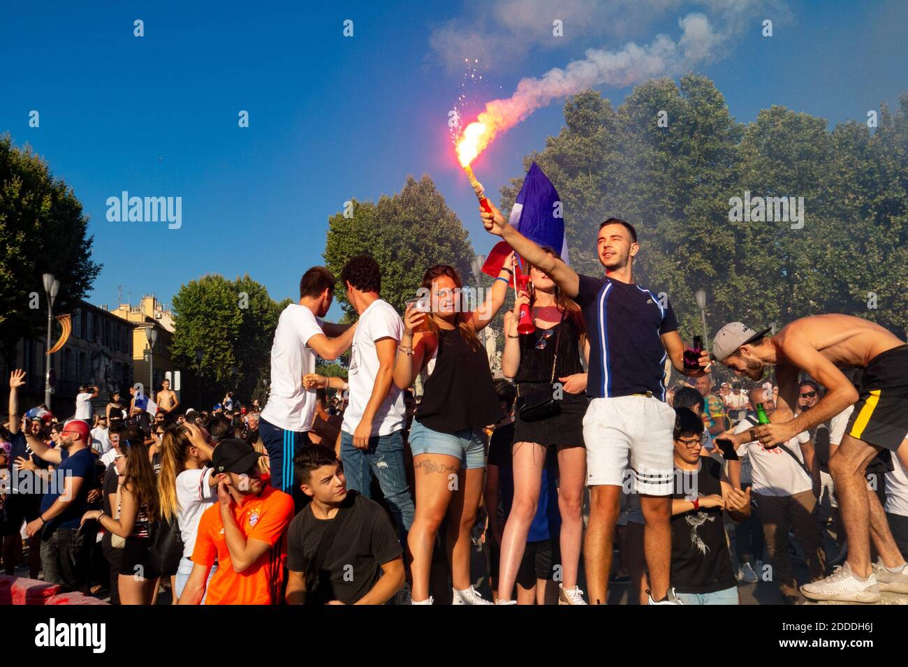 Atmosfera nelle strade, subito dopo la fine della finale della Coppa del mondo FIFA 'Russia 2018', nelle strade di Aix en Provence, a sud della Francia, il 15 luglio 2018. Foto di Ammar Abd Rabbo/ABACAPRESS.COM Foto Stock