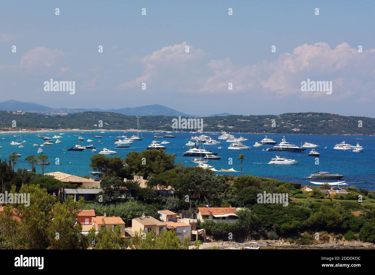 Vue generale de la baie de Pampelonne, Saint-Tropez, Francia, le 12 juillet 2018. Le conseil Municipal de Ramatuelle a vote, ce lundi 16 juillet, les delegions des Lots de plage pour les futures concessioni. Les elus ont procede a un vote a Bulletin secret afin de valider l'attribuzione dei lotti di plage, sur une plage de Pampelonne riconfiguraree pour recondre au schema d'amenagement. Foto di ABACAPRESS.COM Foto Stock