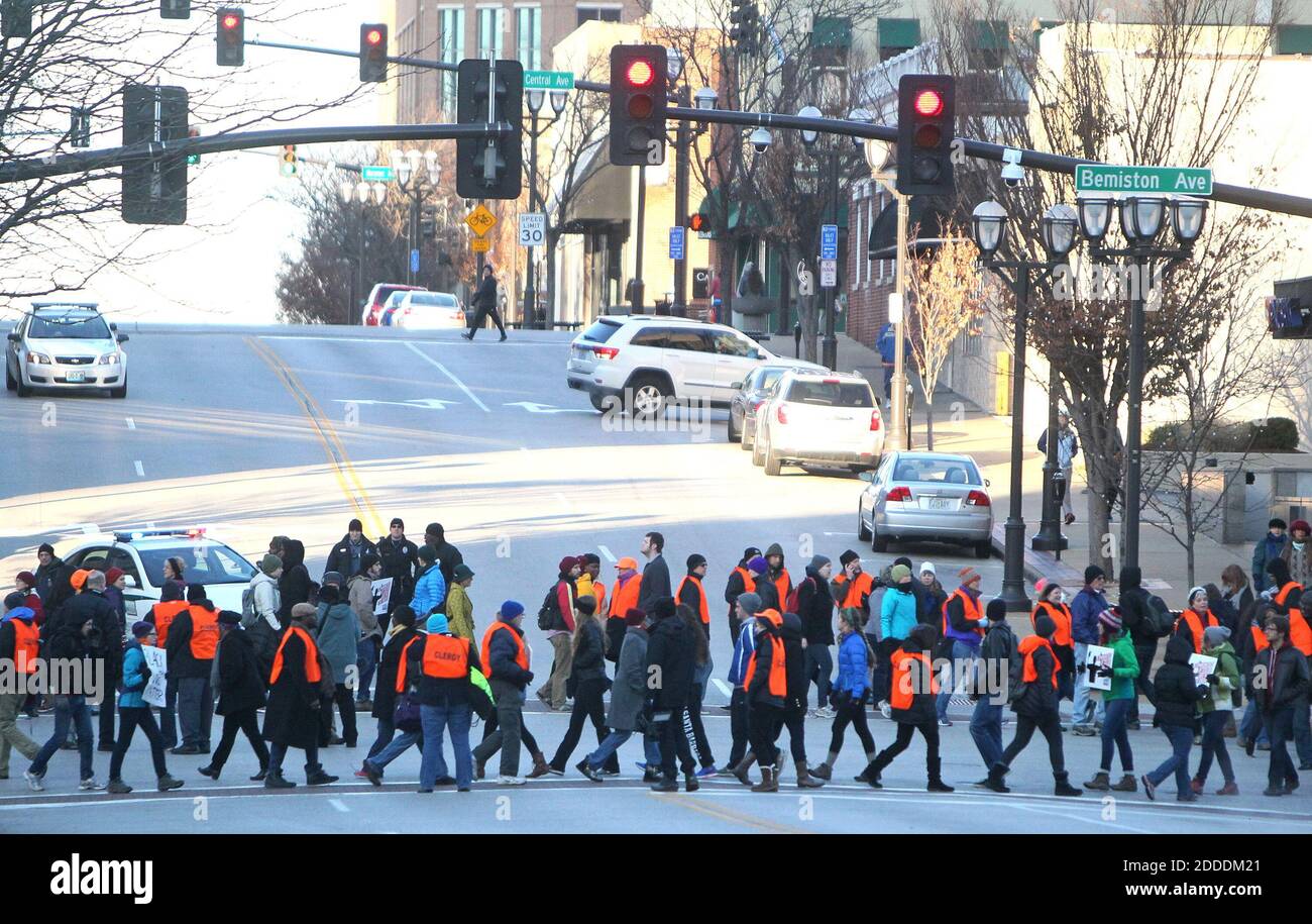 NO FILM, NO VIDEO, NO TV, NO DOCUMENTARIO - i membri del Clero e altri manifestanti bloccano un incrocio nel centro di Clayton, MO, USA martedì 25 novembre 2014. Foto di Roberto Rodriguez/St. Louis Post-Dispatch/TNS/ABACAPRESS.COM Foto Stock