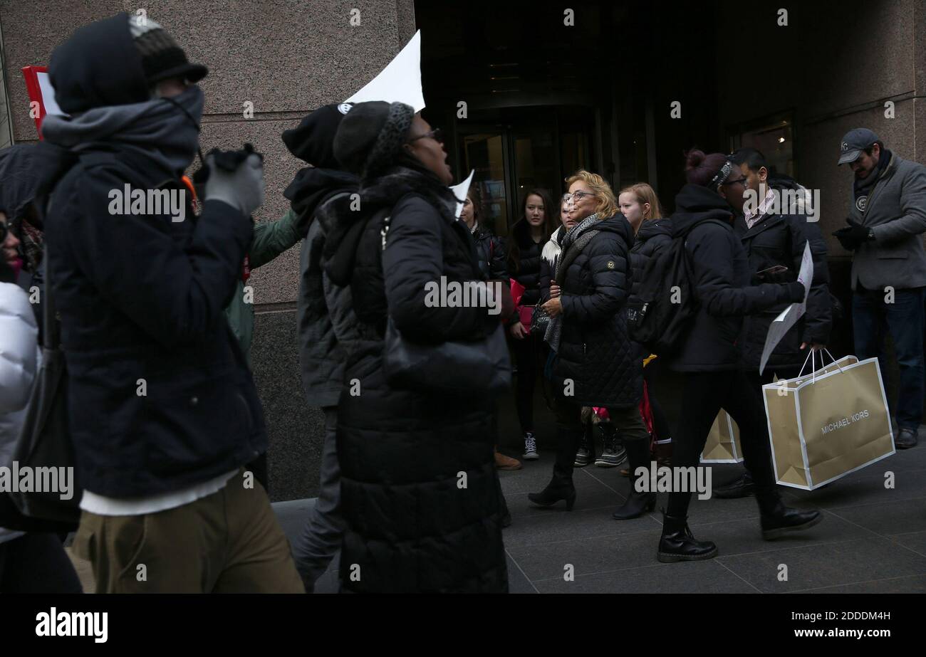 NESSUN FILM, NESSUN VIDEO, NESSUNA TV, NESSUN DOCUMENTARIO - dozzine di manifestanti in solidarietà con Mike Brown cantano gli slogan anti-polizia e gli acquirenti a sorpresa su Michigan Ave. Durante una dimostrazione del Black Friday che ha iniziato a Water Tower poi procedette a nord-ovest verso i negozi di North Ave. Vicino a Clybourn, venerdì 28 novembre, 2014 a Chicago, Illinois, USA. Foto di Abel Uribe/Chicago Tribune/TNS/ABACAPRESS.COM Foto Stock